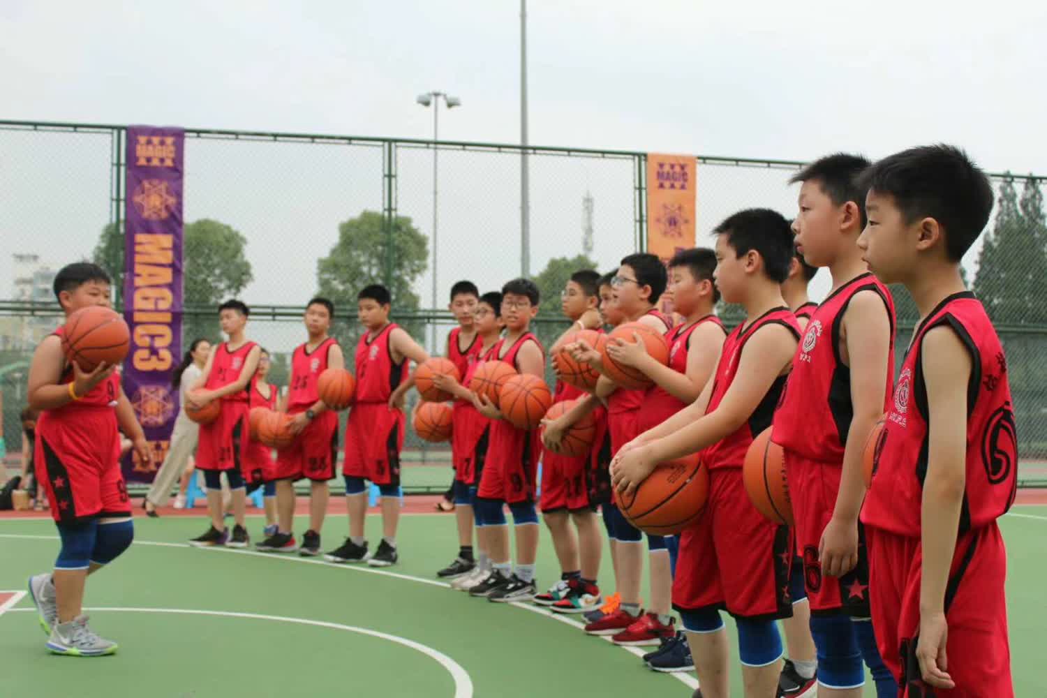 篮球运球规则里是什么_篮球规则里什么是运球的_篮球运球规则里是什么意思