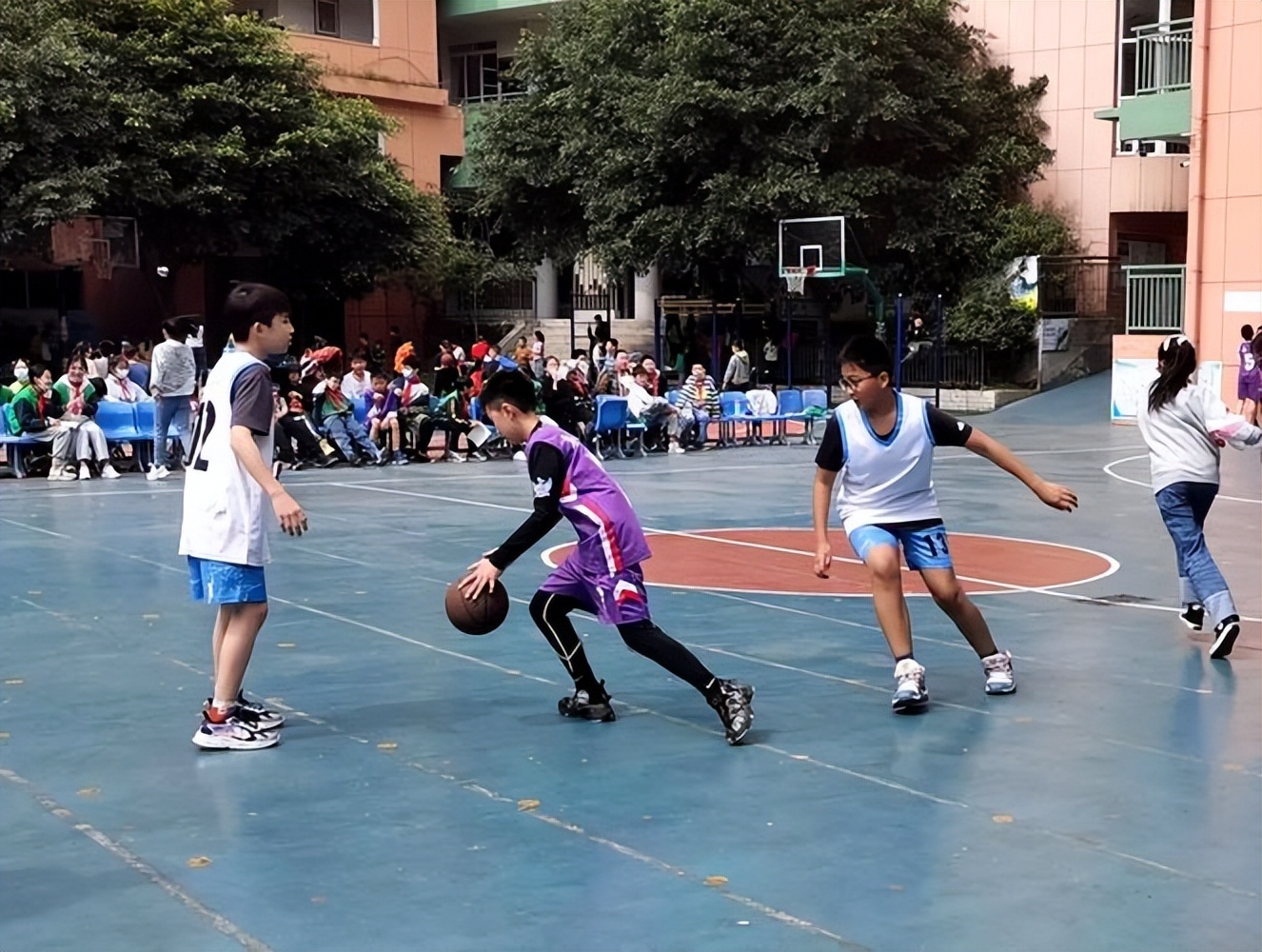篮球运球规则里是什么意思_篮球规则里什么是运球的_篮球运球规则里是什么