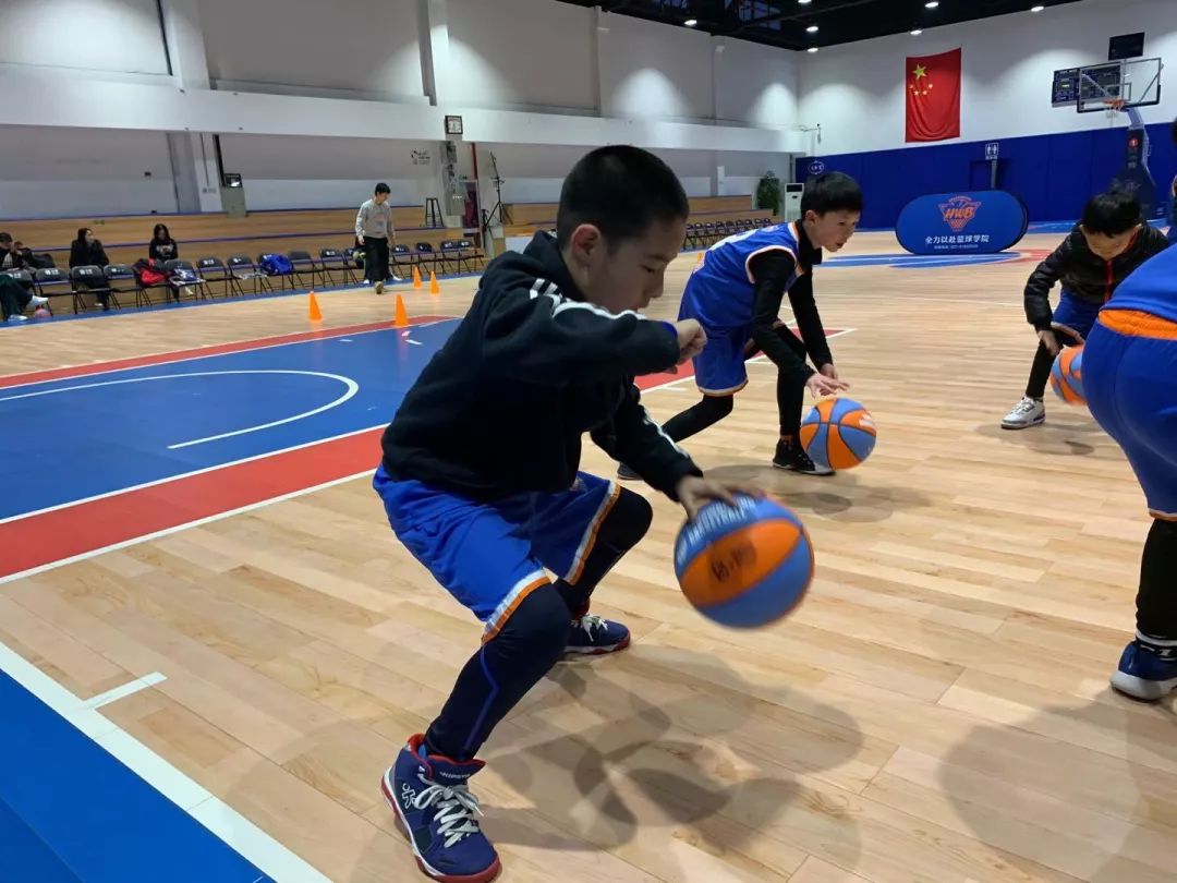 篮球运球规则里是什么意思_篮球运球规则里是什么_篮球规则里什么是运球的
