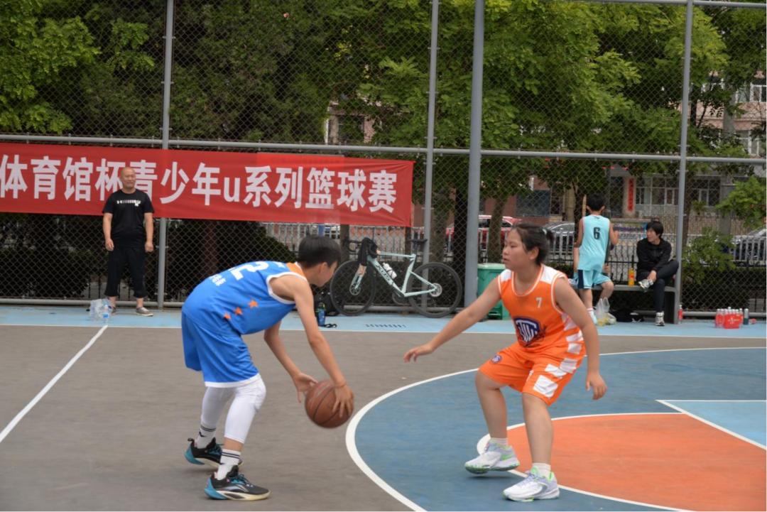 篮球运球规则里是什么意思_篮球规则里什么是运球的_篮球运球规则里是什么