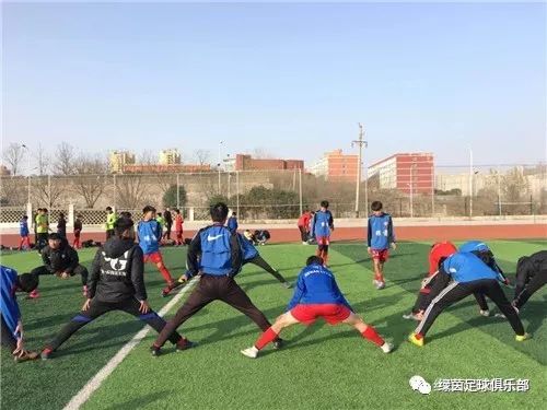 踢足球的裁判的规则有哪些_踢裁判的足球赛_裁判踢足球规则有哪几种