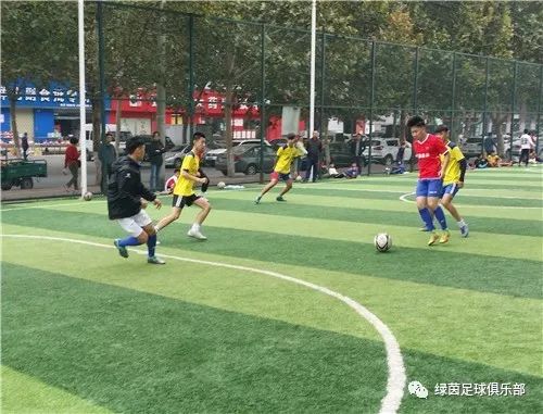 踢裁判的足球赛_踢足球的裁判的规则有哪些_裁判踢足球规则有哪几种
