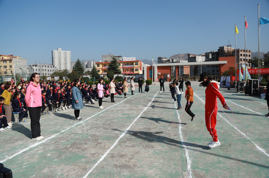 冠军与学生同场比赛跳绳