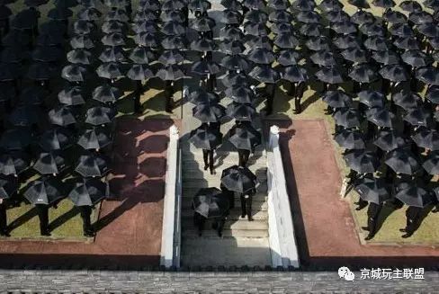 人物足球排名历史世界第几_足球世界著名人物_世界十大历史足球人物排名