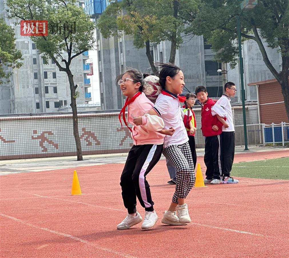 传球足球技巧颠球是谁发明的_足球相互传球颠球技巧是什么_足球颠球技术
