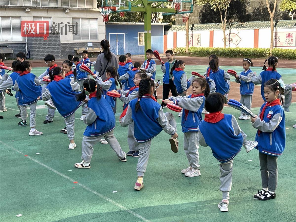 足球颠球技术_足球相互传球颠球技巧是什么_传球足球技巧颠球是谁发明的