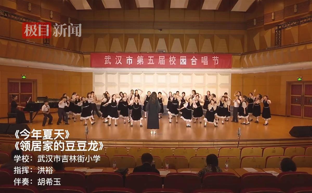 足球颠球技术_足球相互传球颠球技巧是什么_传球足球技巧颠球是谁发明的