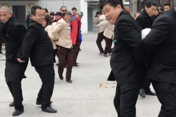 篮球迎面接力游戏规则_篮球接力规则游戏怎么玩_篮球接力游戏视频