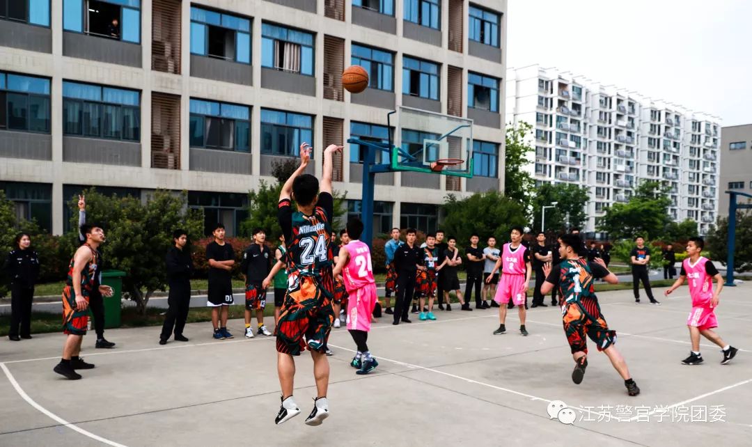暂停篮球规则换人违法吗_暂停篮球规则换人犯规吗_篮球规则何时暂停换人