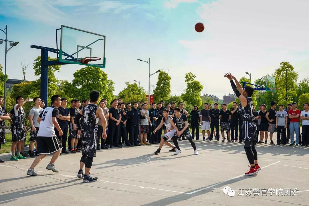 暂停篮球规则换人违法吗_暂停篮球规则换人犯规吗_篮球规则何时暂停换人