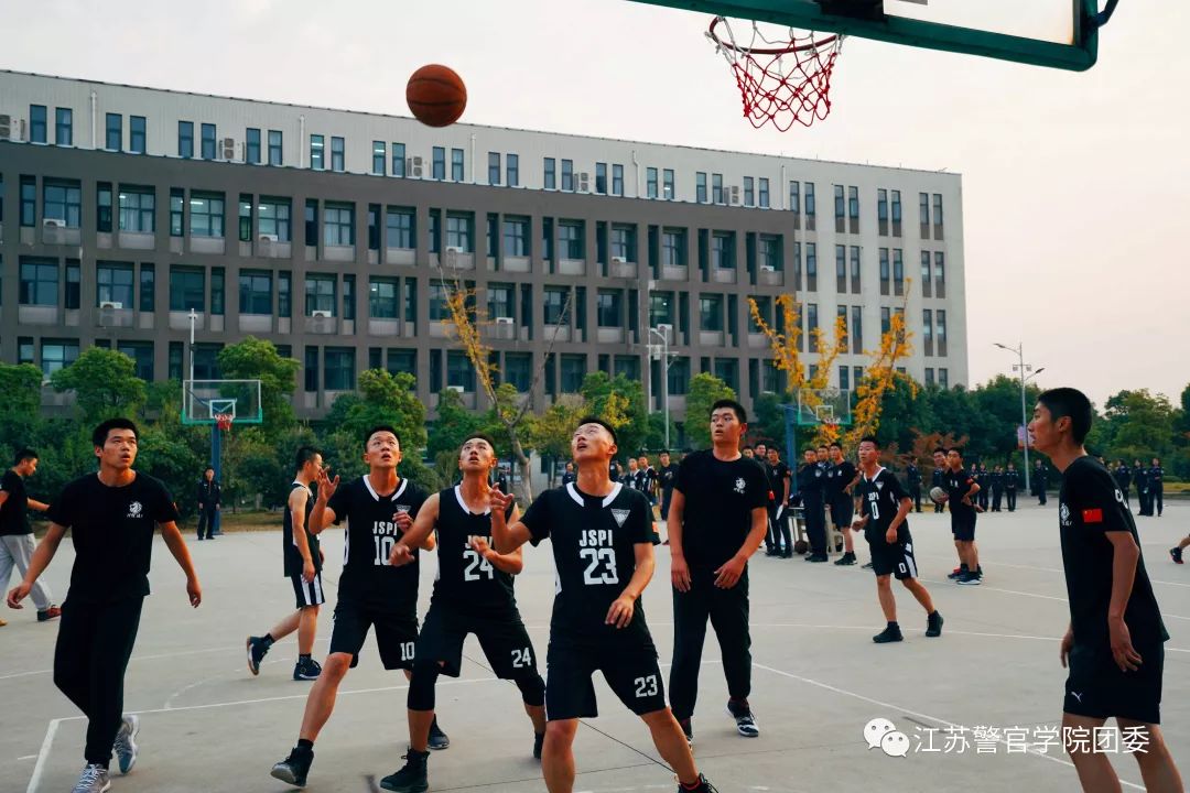 篮球规则何时暂停换人_暂停篮球规则换人犯规吗_暂停篮球规则换人违法吗