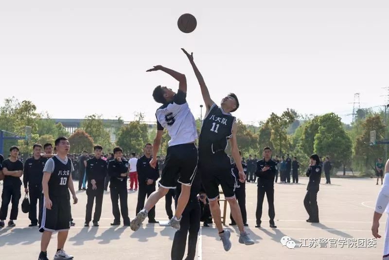 篮球规则何时暂停换人_暂停篮球规则换人犯规吗_暂停篮球规则换人违法吗