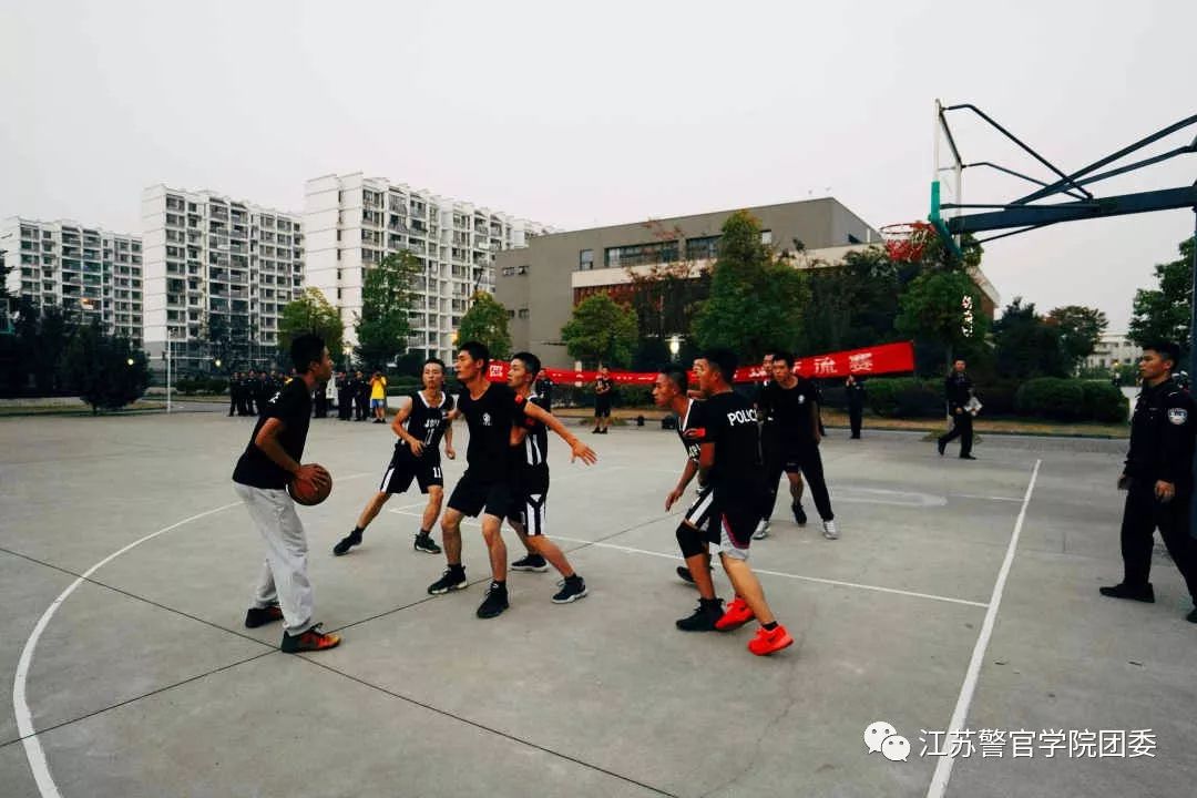 暂停篮球规则换人违法吗_篮球规则何时暂停换人_暂停篮球规则换人犯规吗
