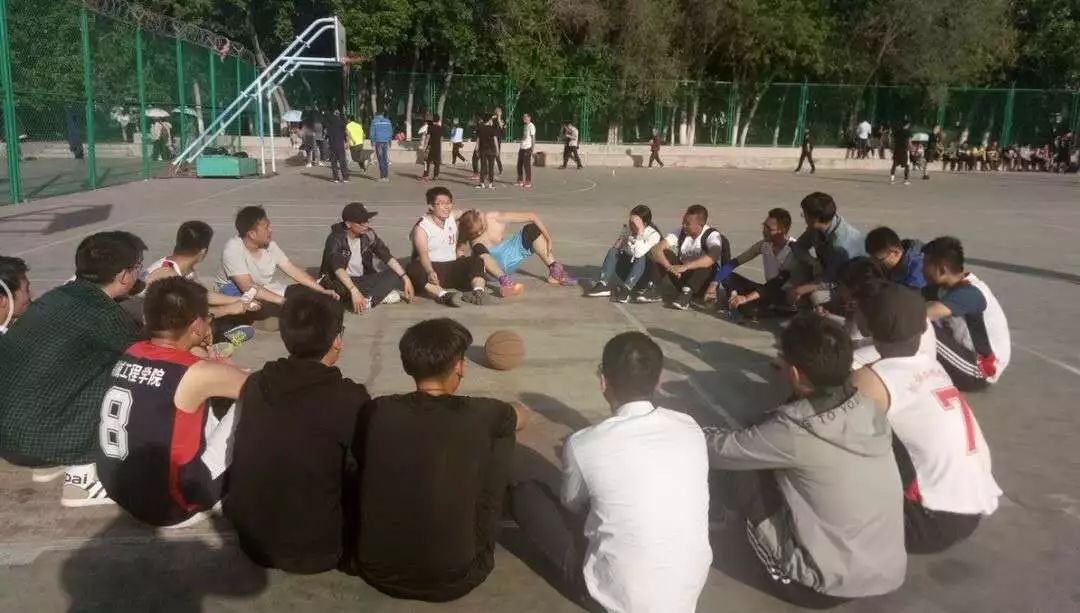 篮球暂停换人的时机_暂停篮球规则换人犯规吗_篮球规则何时暂停换人