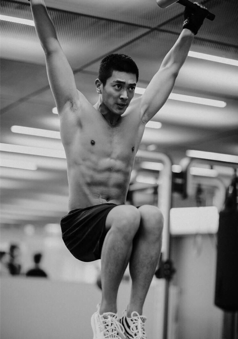 中年男明星的倔强，潘粤明健身的样子过于真实了