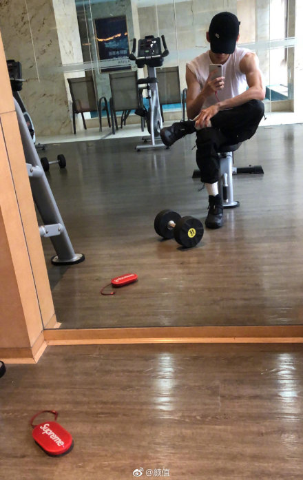 中年男明星的倔强，潘粤明健身的样子过于真实了