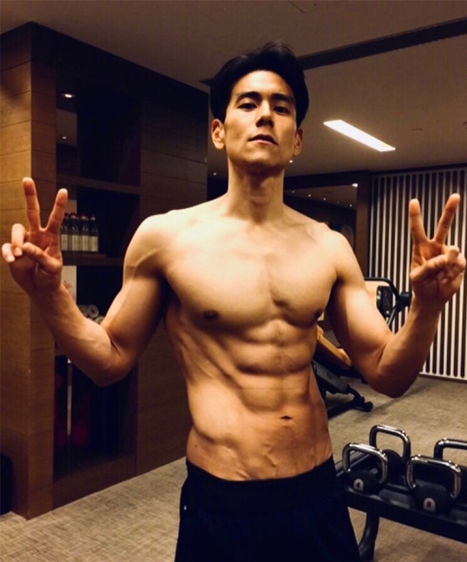 中年男明星的倔强，潘粤明健身的样子过于真实了