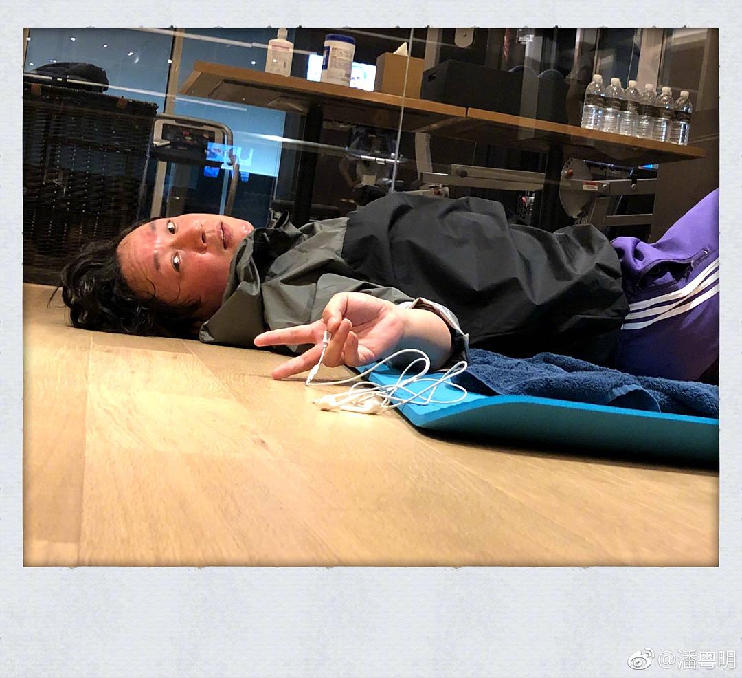 中年男明星的倔强，潘粤明健身的样子过于真实了