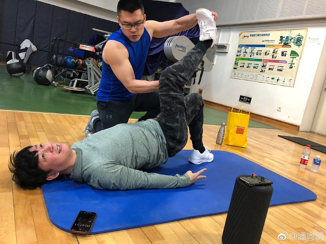 中年男明星的倔强，潘粤明健身的样子过于真实了