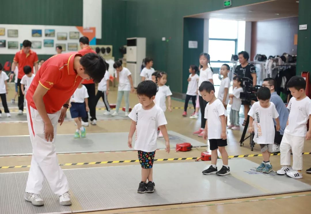 青少年击剑比赛视频_青少年击剑小技巧_少年学击剑