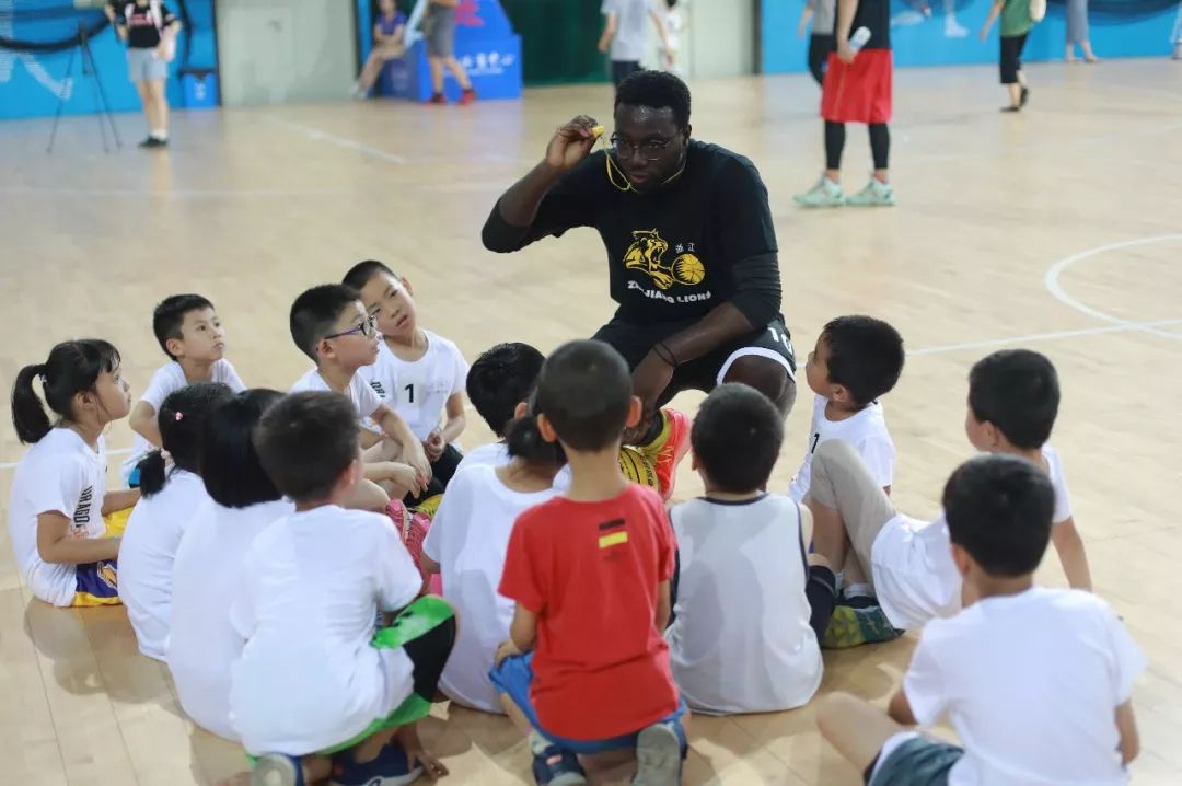 青少年击剑小技巧_青少年击剑比赛视频_少年学击剑