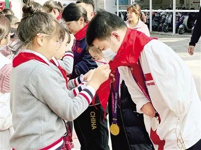 曾今历史世界游泳女冠军_游泳冠军王金刚_残疾游泳女冠军孟庆瑶
