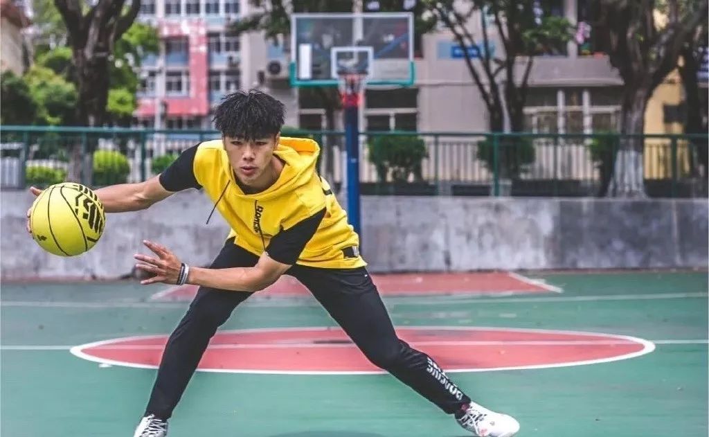 篮球单挑1 1是什么规则_单挑篮球规则是什么意思_单挑篮球的规则