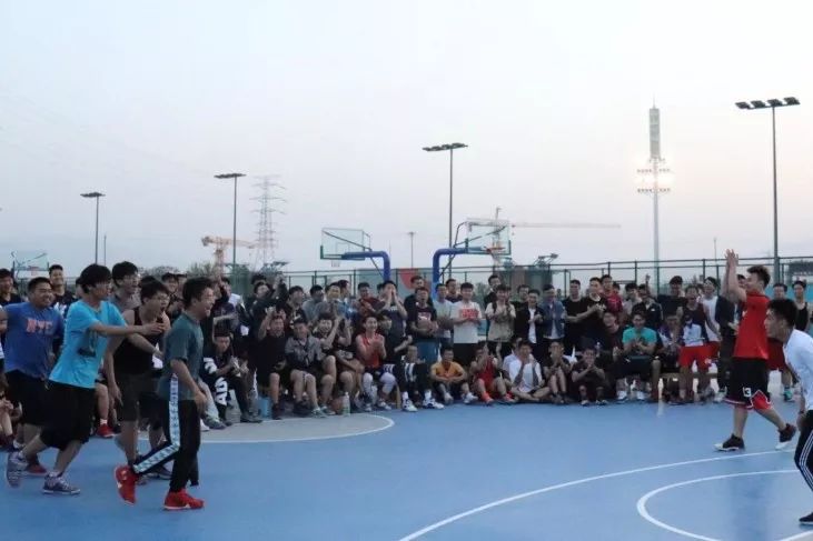 篮球单挑1 1是什么规则_单挑篮球比赛规则_单挑篮球规则是谁发明的