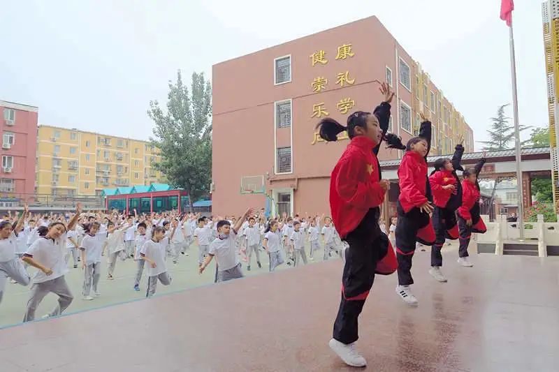小苹果的体操_小苹果小学生体操版_小苹果广播体操视频中学版