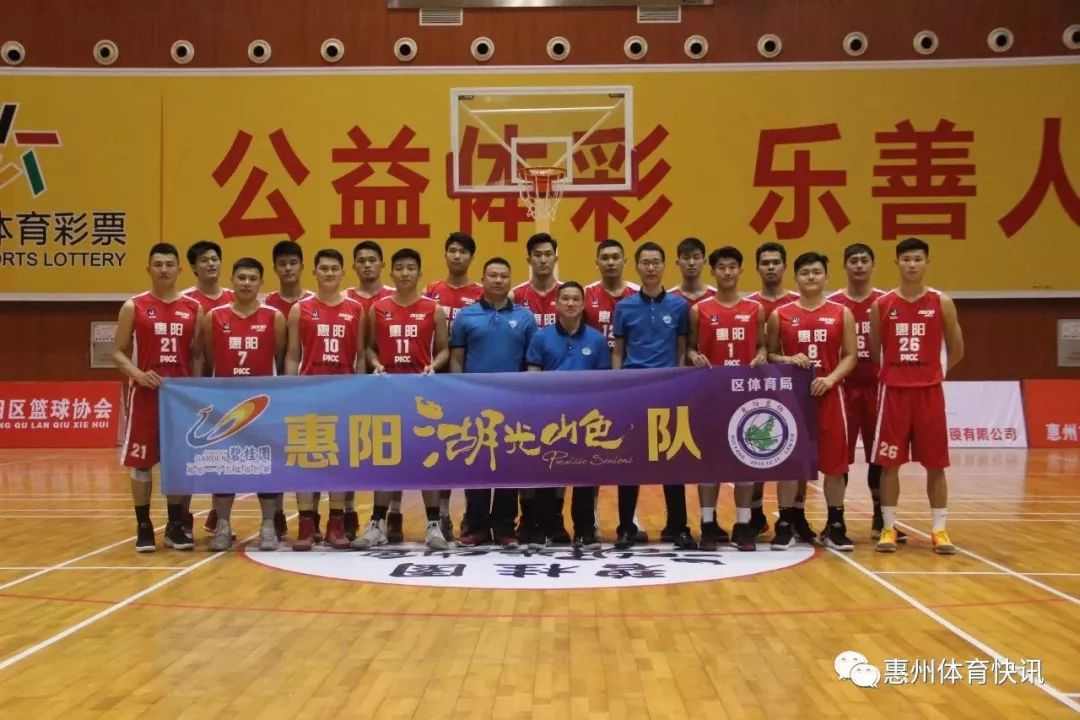 篮球比赛中抱人属于什么犯规_篮球抱人规则_篮球规则抱人犯规手势图