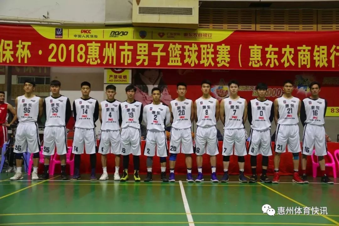 篮球规则抱人犯规手势图_篮球抱人规则_篮球比赛中抱人属于什么犯规