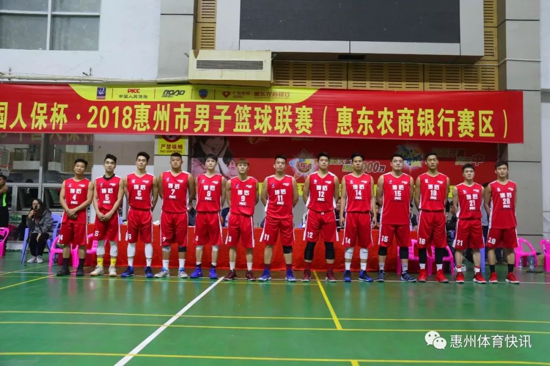 篮球规则抱人犯规手势图_篮球抱人规则_篮球比赛中抱人属于什么犯规