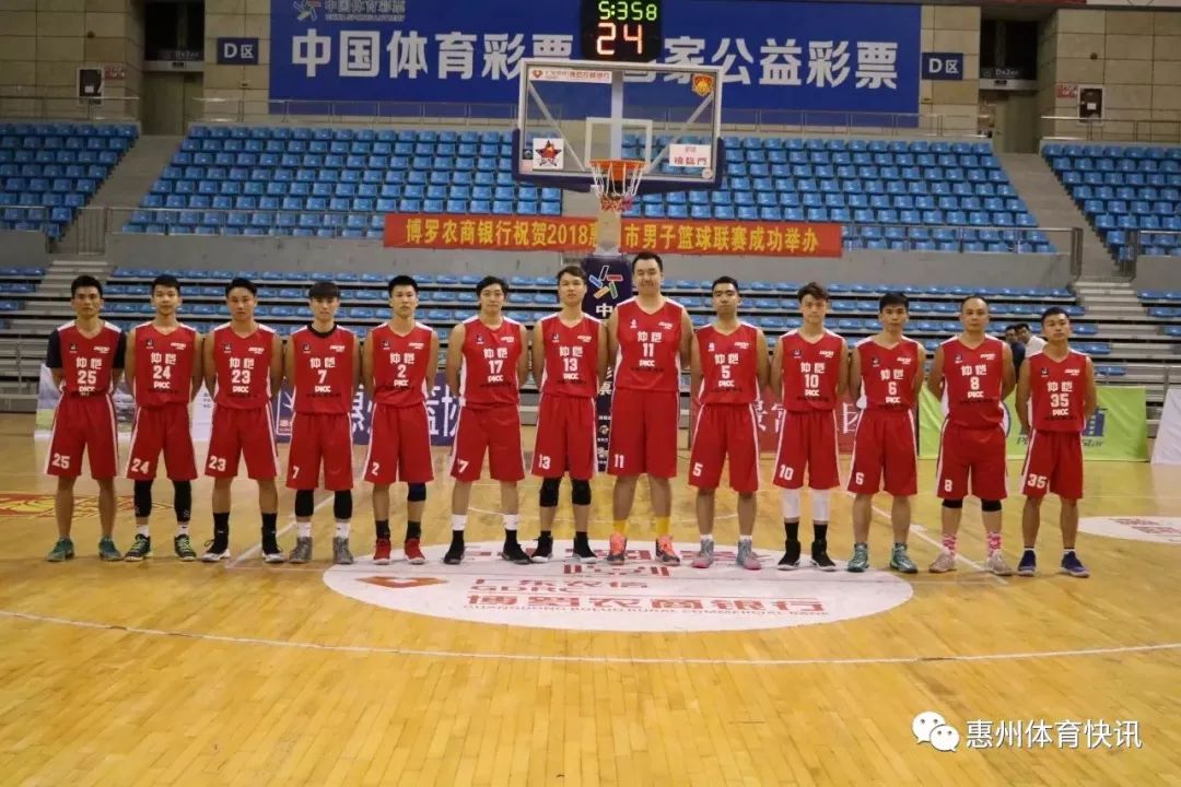 篮球比赛中抱人属于什么犯规_篮球规则抱人犯规手势图_篮球抱人规则