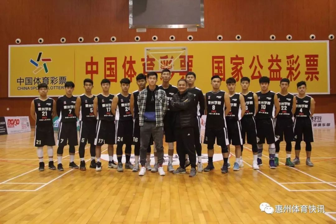 篮球规则抱人犯规手势图_篮球抱人规则_篮球比赛中抱人属于什么犯规