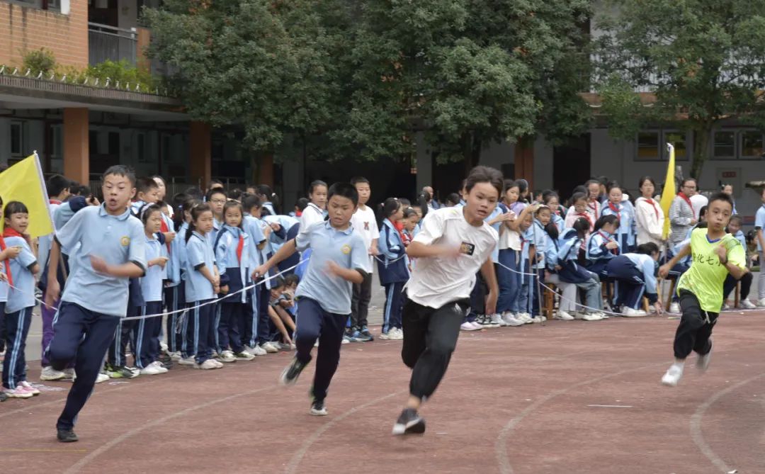 高中运动会方队入场词_高中运动会方队30秒_高中运动会方阵入场解说词