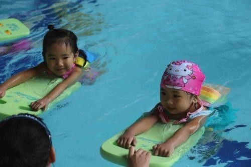 教小孩游泳怎么教_怎样教孩子学游泳视频_带孩子学游泳技巧