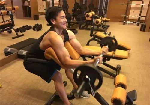 有名的健身达人男_达人健身明星男的是谁_男明星和健身达人