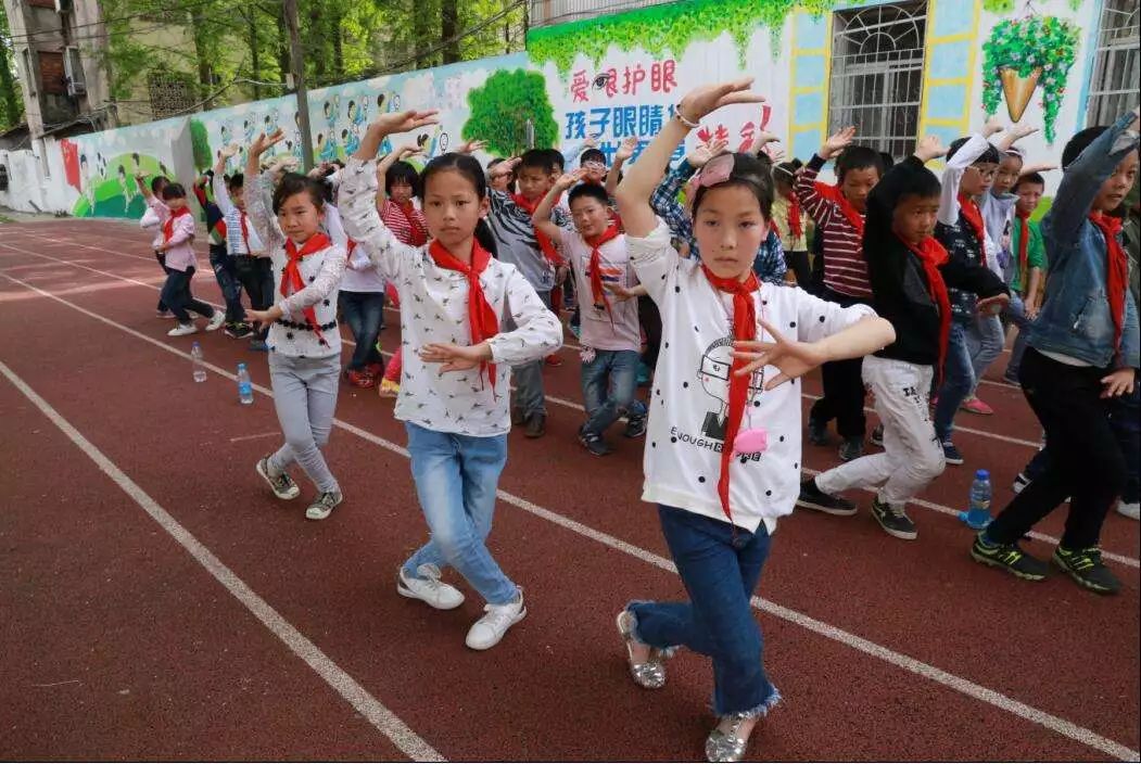 学校体操广播_学生广播体操中文版_体操广播中文版学生舞蹈视频