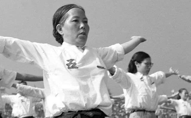 学生广播体操中文版_体操广播中文版学生舞蹈视频_学校体操广播