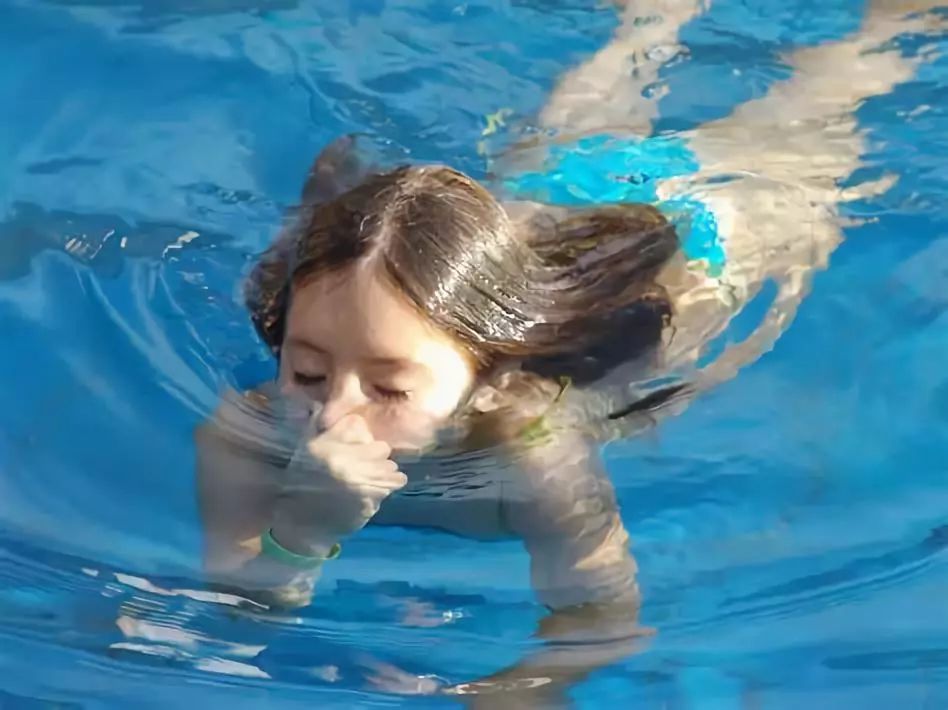 带孩子学游泳技巧_教孩子游泳的步骤视频_怎样教孩子学游泳视频
