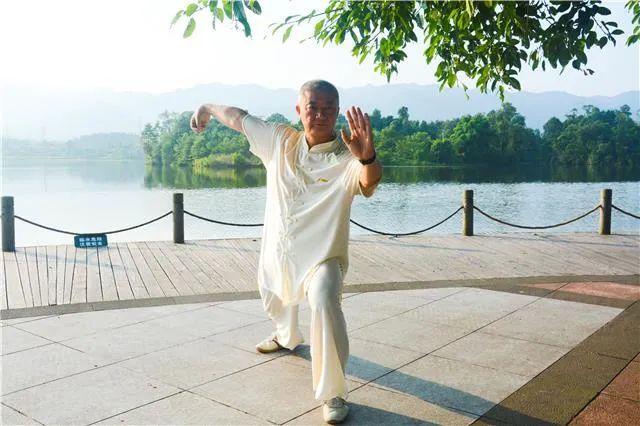 自学篮球花式技巧视频教程_如何自学花式篮球技巧_篮球小技巧花样初学者
