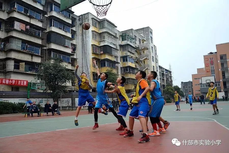 教小学生打篮球技巧_小学生打篮球的技巧视频教学_小学生学打篮球教学视频