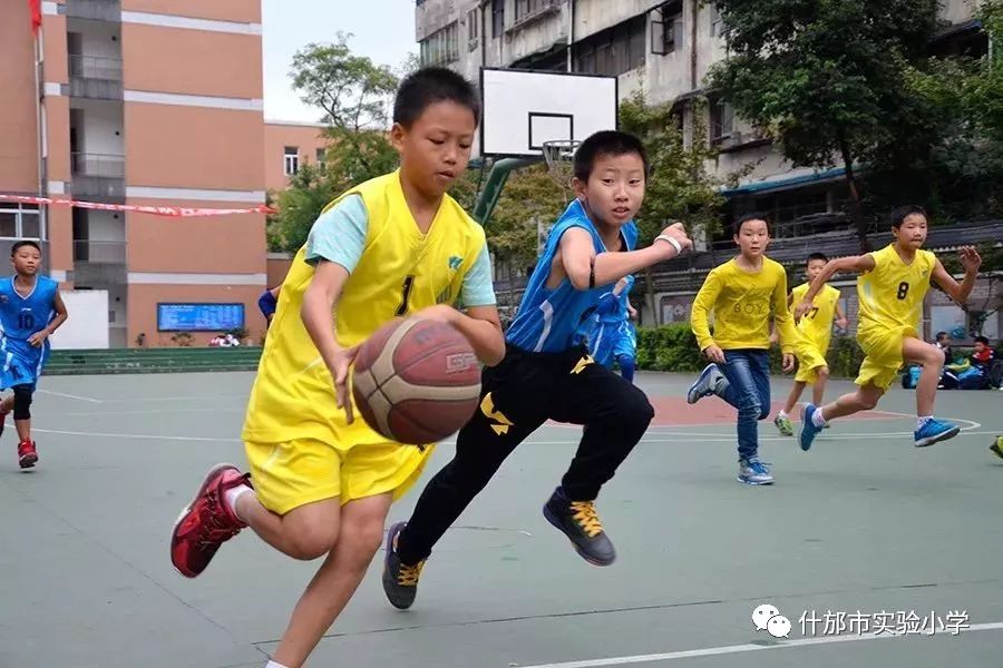 小学生打篮球的技巧视频教学_教小学生打篮球技巧_小学生学打篮球教学视频
