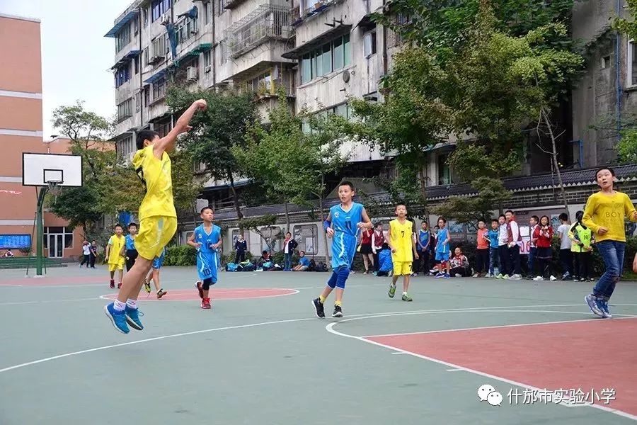 教小学生打篮球技巧_小学生学打篮球教学视频_小学生打篮球的技巧视频教学