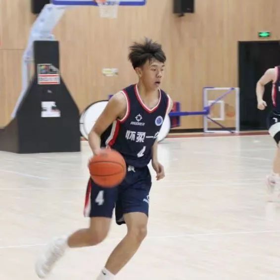 小学生学打篮球教学视频_教小学生打篮球技巧_小学生打篮球的技巧视频教学