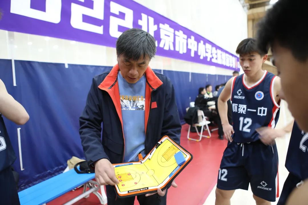 教小学生打篮球技巧_小学生学打篮球教学视频_小学生打篮球的技巧视频教学