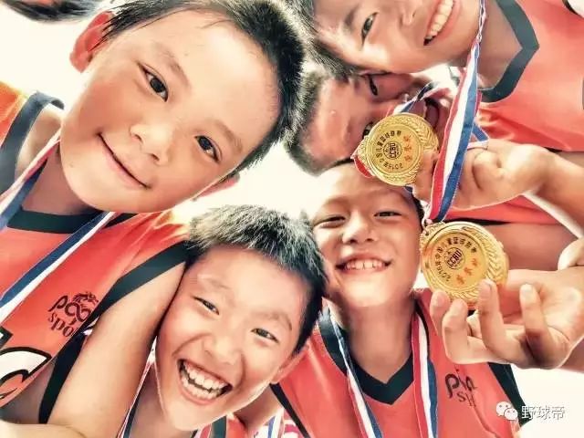 教小学生打篮球技巧_小学生打篮球教程_小学生打篮球的技巧视频教学