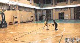小学生打篮球的技巧视频教学_教小学生打篮球技巧_小学生打篮球教程