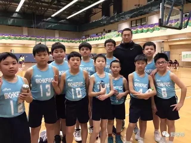 小学生打篮球教程_教小学生打篮球技巧_小学生打篮球的技巧视频教学
