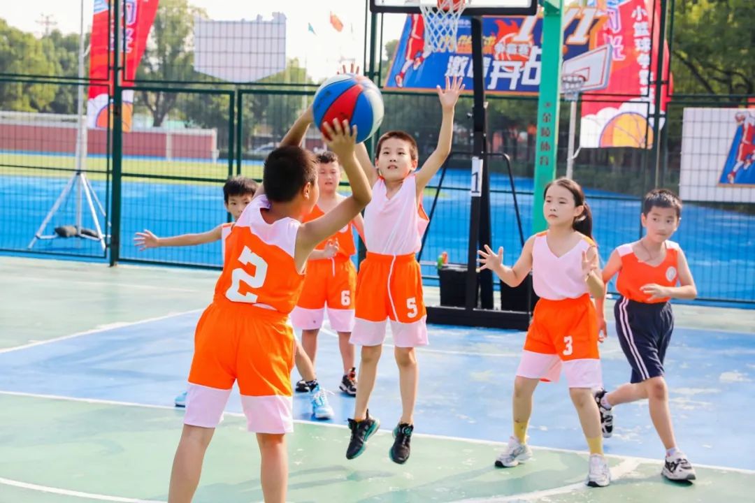 教小学生打篮球技巧_小学生打篮球的技巧视频教学_小学篮球怎么打